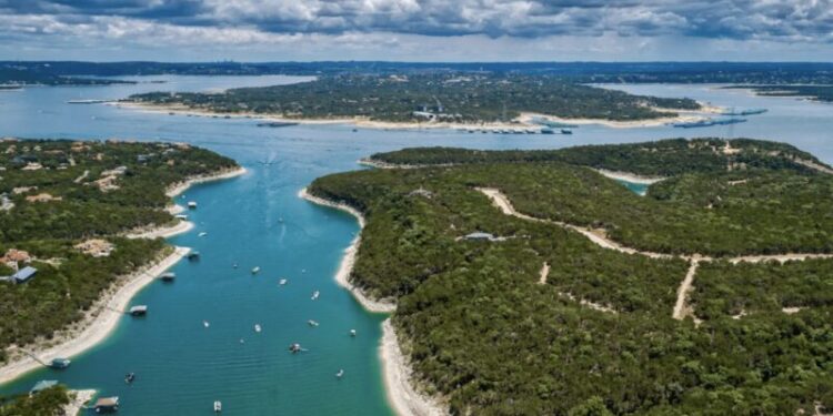 Top 5 Things to Know Before Renting a Boat on Lake Travis