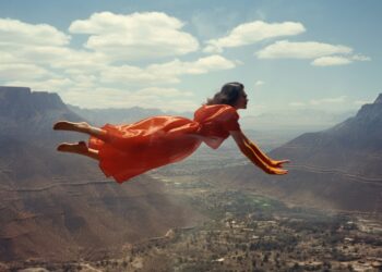 The Spiritual Meaning of Dreams About Falling, Flying, or Being Chased